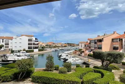 Image de L'Hispaniola avec vue sur la marina et son parking privé