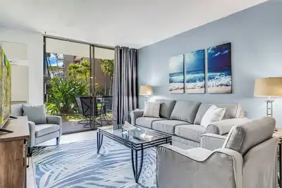 Image de Newly Updated, Beachfront, Walk out to Beach, Pool, Hot Tub, Bbq!