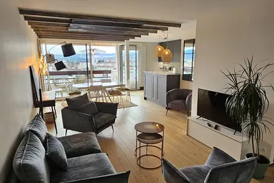 Image de Annecy, lumineux triplex 5 lits avec toit terrasse surplombant lac et montagnes.