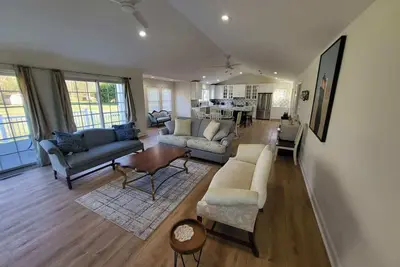 Image de Beautiful modern home away from home - 15 minutes from beaches and shopping