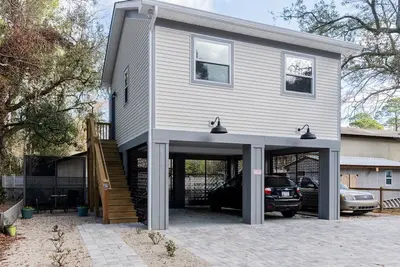 Image de Welcome to charming Old Town Loft, a delightful vacation rental property nestled in the heart of historic Bluffton, Sc