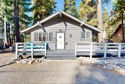 Image de Dog-friendly home with private hot tub, firepit, wood fireplace, grill, & W/D