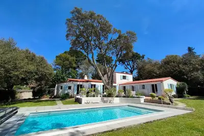 Image de Grande Villa de Bord de Mer, avec Piscine, situé dans un grand parc arboré