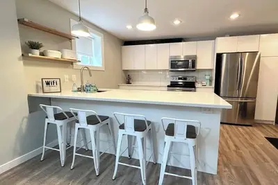 Image de Cozy 2 Bedroom Suite Near Hiking and Parks!