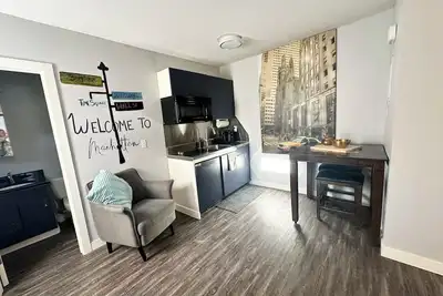 Private/ Pet-friendly Themed Suite with Kitchenette! Fast Wi-Fi, Central