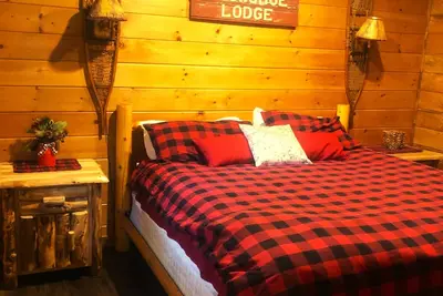 Image de Rustic Adirondack Cabin steps away from New Rail Trail & Lake Clear