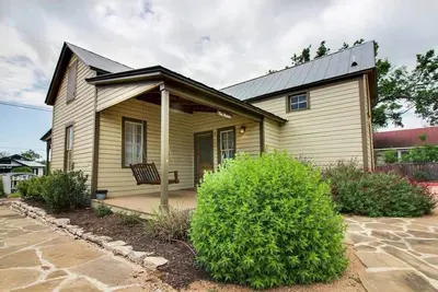 Image de The Original Estate on Main St.