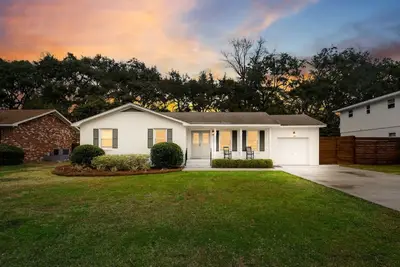 Image de Old Village - 3 Br with Private Backyard & Deck