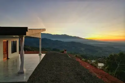 Image de A single-family home w\/ a serene view. Nonsmoking and pet-friendly environment.