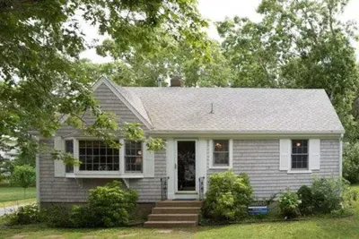 Image de 5-min Walk to Beach - Classic Cape Cottage w\/ Outdoor Shower and Back Deck
