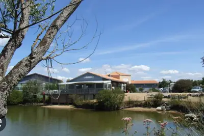 Image de mobil home dans un parc résidence Sur une parcelle de 200m2 (3ch)