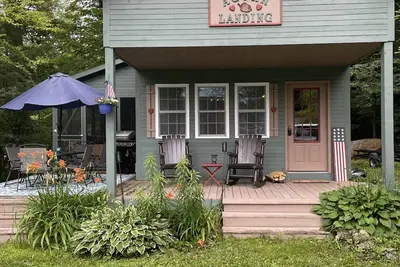 Image de Acorn Landing is a relaxing family-friendly cabin at Lake Bomoseen! \n