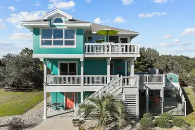 Image de Tiki Ii Beach home with private pool and hot tub. 10 minute walk to the beach.