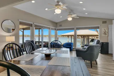 Image de Lakefront Bliss: Your Serene Escape on Lake Conroe!