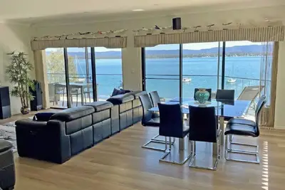 Image de Lakeside Getaway - Awesome waterfront property with amazing views.
