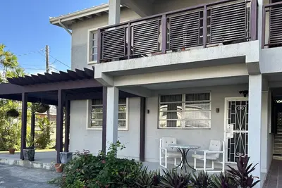 Image de 2 minute walk to Brighton's Beach, Kensington Oval, Apt on a quiet street