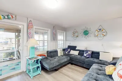 Image de Dog-friendly waterfront home with screened-in patio, hot tub, grill, & W/D