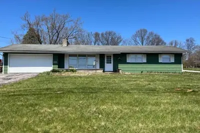 Image de This 3 bedroom 2 bathroom home is 2. 1 miles away from Iu’s Assembly Hall \n