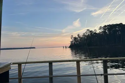 Image de Lakeside getaway on Toledo Bend Lake with private pier access for fishing.