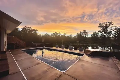 Image de Serene Farm cottage on 2acres. Minutes from golf courses\/dining\/shopping W\/ pool