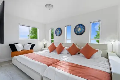 Image de Nouvelle Villa Hollywood avec salle multi-jeux, foyer, barbecue