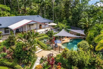 Image de Petal & Palm - Coastal home surrounded by nature.