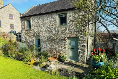 Tor Barn, romantic, with open fire in Winster