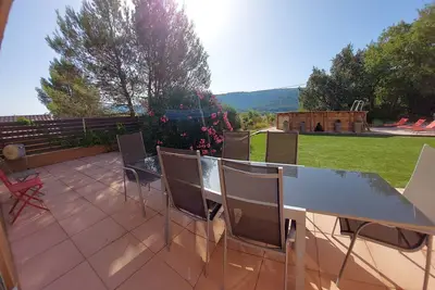 Image de Rêves en Provence, piscine, billard, calme, vue sur la sainte Baume