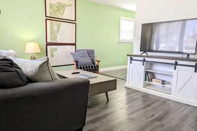 Image de Seahorse Ranch, King bed, Two blocks from Beach
