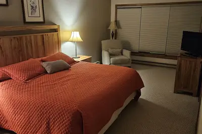 Image de Cozy condo close to base of mountain with fireplace and hot tub