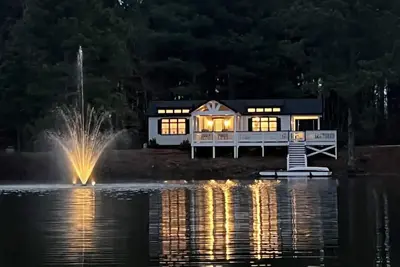 Image de Lakefront Cabin