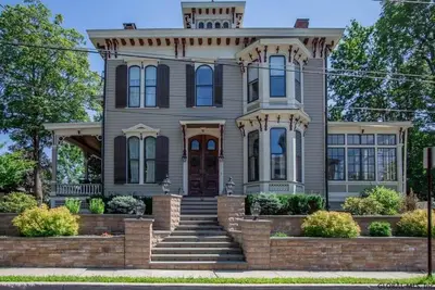 Image de Gorgeous, large Victorian in downtown Ballston Spa - 6 BRs, sleeps 11