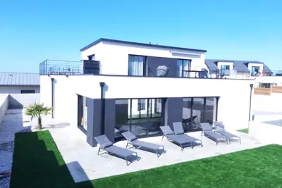 Image de Villa Ty Varcq Avec Piscine Intérieure et vue mer