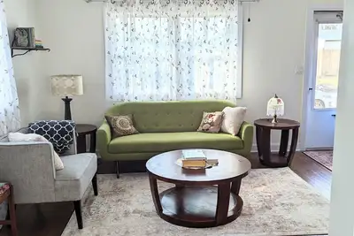 Image de Bright and Airy Urban Cottage - Medium Term Renters Paradise!