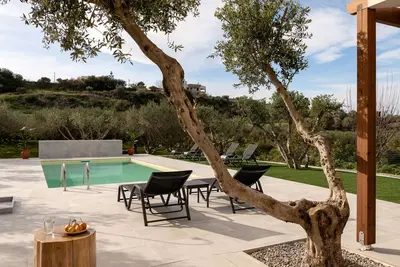 Kallistefanos Villa, a Nature Inspired Retreat\n