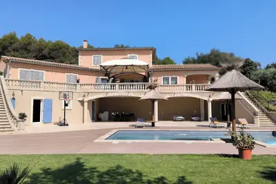Image de Maison au pied du Luberon avec piscine Ă 5 minutes du village de Lourmarin,
