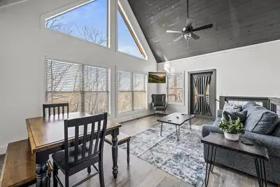 Image de Charming 2bd Cabin w/ Hot Tub! Game Room+Near Town