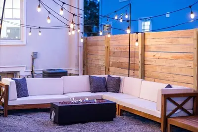 Image de 5br Luxury Home | Jacuzzi, Foosball, Grill | Westport Kc