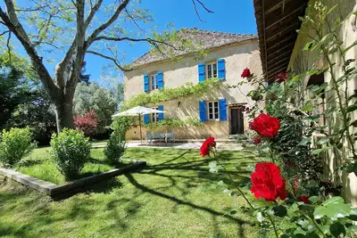 Image de Maison gasconne 4 étoiles avec piscine chauffée et court de tennis privé en Gers
