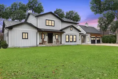 Image de Sprawling Farmhouse in Private Beach Community