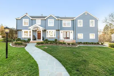 Image de Beautiful 4 bed 3. 5 bath colonial on tree-lined street in Fair Haven.
