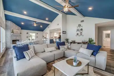 Image de Blue Skies Lakefront, Beautifully Remodeled Home