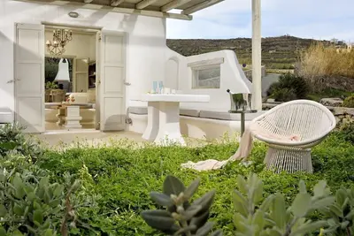 Image de 5 bedroom Villa with private jacuzzi, 5' walk - Ornos beach.