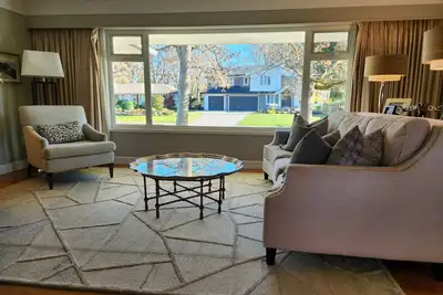 Image de Spacious Family Home with Large Yard in Oak Bay\n