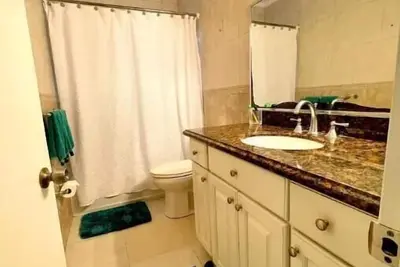 Image de Cheerful 3 Br villa w\/free parking & beach walk