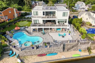 Image de Beautiful waterfront 8-Br house w pool patio, outdoor bar, dock, putting green!