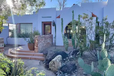 Image de Treat Casa: Beautiful Spanish style home in historic & walkable Sam Hughes area