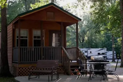 Image de Deluxe Cabin - Jetted Tub - Deluxe Cabin (w/ Bathroom) - Jetted Tub Cabin Mini lodge! Near fishing pond nature trail. Bathroom has a Jetted-tub with a shower. Very relaxing. In the back of the park. Watch the ducks swim in the catfish pond. Time to r