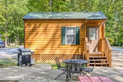 Image de Deluxe Cabin (w/ Bathroom) - Deluxe Cabin (w/ Bathroom) Better than a motel! Enjoy camping in comfort! Kitchen with stove top and full size fridge with dishes pots included. Full bathroom with shower. Cable Tv Dvd player. Gas grill on your own concre