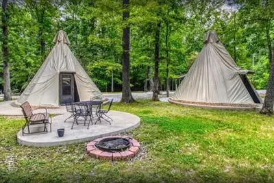 Image de Teepee - Experience something truly unique: A teepee with a door!